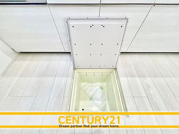 ■■床下収納■■調味料や飲料水などの保管場所、パントリーとして利用するのに便利。2Lのペットボトルもすっぽり入ります。