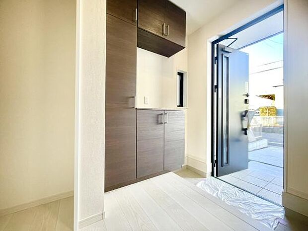 ■■玄関■■人を迎え入れる最初の場所だからこそ、清潔感がある空間にして頂ける様にゆとりあるシューズボックスを設置しました。おでかけの時も帰った時も、「我が家」を最初に感じでもらえる素敵な空間に。