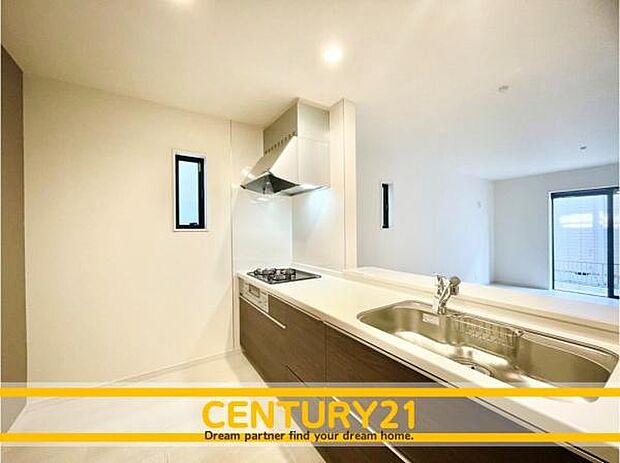 ■■広々キッチン■■大型の冷蔵庫やレンジボードもしっかり置ける広々としたキッチンスペースが大事。ゆとりある空間で作業ができるとお料理の腕も日に日に上がりそうな気がしてきます。