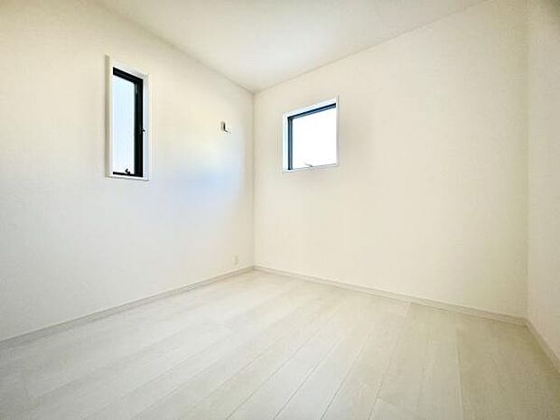 ■■明るい居室■■温もりある自然光を感じていただける居室です。飽きのこないナチュラルカラーの床にホワイトの壁紙は、色褪せることのない心地良さを作ります。