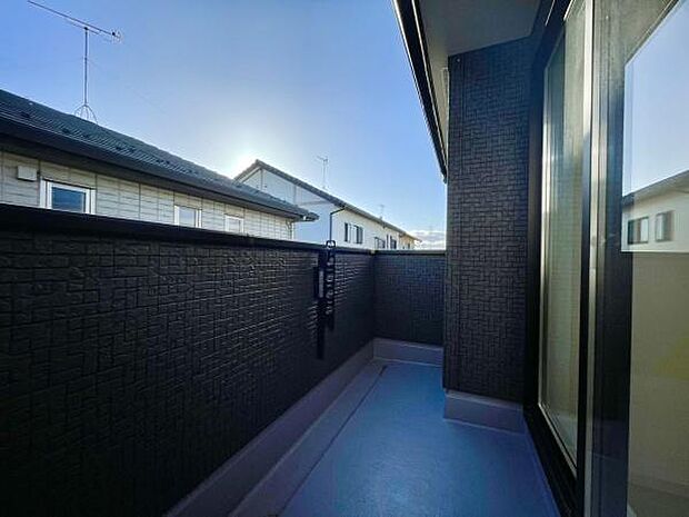■■開放感感じるバルコニー■■頬をなでる優しい風を感じることが出来るバルコニー。つい深呼吸をしたくなる気持ちの良い場所はこのお部屋の自慢です。お洗濯物を干すスペースとしても十分な広さがあります。