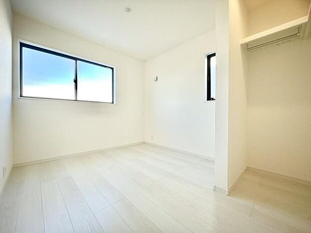 ■■居室■■各居室ごとにデザイン性のある窓を配置しました。壁面にはデスクやベット等の家具を置きやすいように高さや位置にも配慮しました。自分だけのお気に入りの空間を是非ご体感下さい。