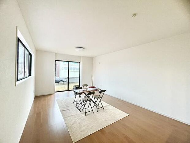 ■■憩いの場所■■パートナーや家族が集う憩いの空間。真新しい木目、Shadeのあるフローリングや白亜のクロスを陽の光、ダウンライトが照らし出し、家族・友人・知人の会話に華を咲かせます。