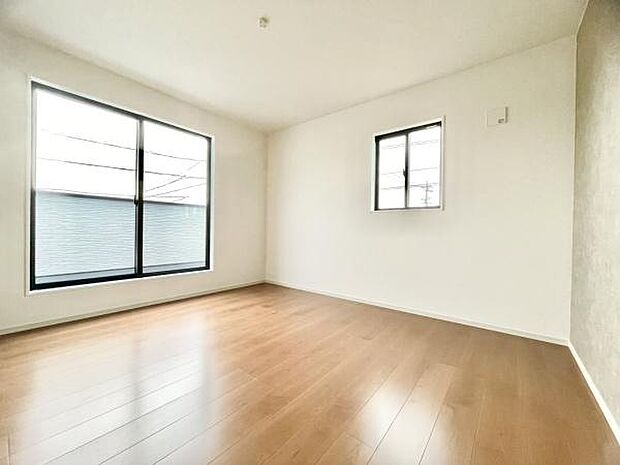 ■■メインベッドルーム■■クローゼット付の広い主寝室。プライベートを保ちながらもバランスよく配置された窓から緩やかな陽が射し込み、広い空間を光が満たしていきます。