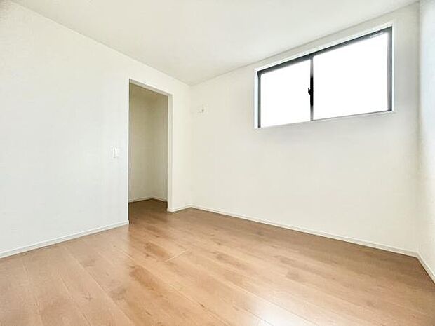 ■■明るい居室■■温もりある自然光を感じていただける居室です。飽きのこないナチュラルカラーの床にホワイトの壁紙は、色褪せることのない心地良さを作ります。