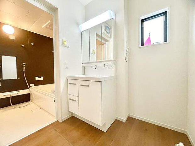 ■■清潔な空間■■毎日使うものだから清潔な空間を保ちたい水回り。洗面にはそんな願いを解消させてくれる収納アイデアが満載です。三面鏡の裏側にはキャビネットが現れ小物から背の高い物まで収納できます。