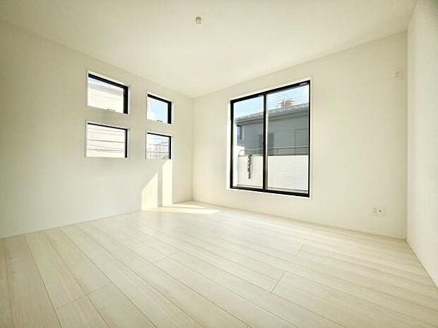 ■■メインベッドルーム■■ウォークinクローゼット付の広い主寝室。プライベートを保ちながらもバランスよく配置された窓から緩やかな陽が射し込み、広い空間を光が満たしていきます。