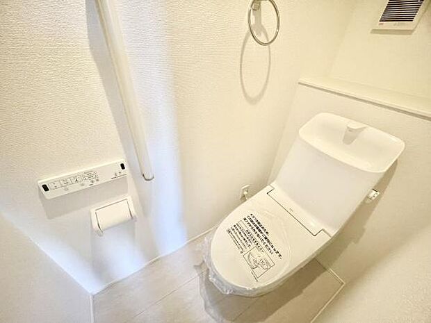 ■■Toilet■■清潔な空間を保ちたいトイレはオフホワイトでまとめました。毎日使う場所だからこそお手入れも楽々にできる機能が搭載されております。汚れが付着しにくい便器はお掃除も楽々です。