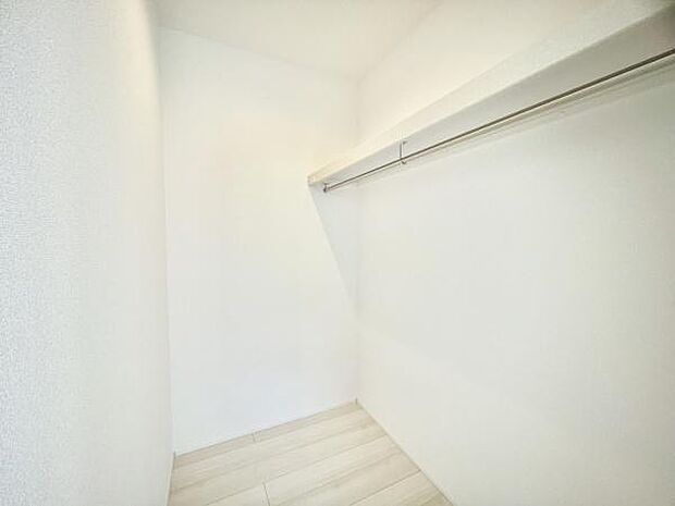 ■■ウォークインクローゼット■■スーツ類から丈の長いコート類まで何でも収納できる便利なスペースです。衣装ケースと併用することでセーター類なども収納でき自分だけのスペースにカスタマイズできます。