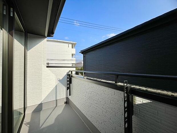 ■■開放感感じるバルコニー■■頬をなでる優しい風を感じることが出来るバルコニー。つい深呼吸をしたくなる気持ちの良い場所はこのお部屋の自慢です。お洗濯物を干すスペースとしても十分な広さがあります。
