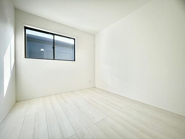 ■■居室■■各居室ごとにデザイン性のある窓を配置しました。壁面にはデスクやベット等の家具を置きやすいように高さや位置にも配慮しました。自分だけのお気に入りの空間を是非ご体感下さい。