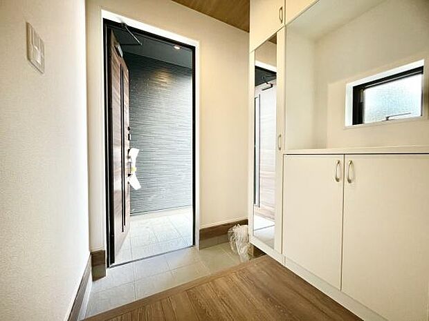 ■■玄関■■人を迎え入れる最初の場所だからこそ、清潔感がある空間にして頂ける様にゆとりあるシューズボックスを設置しました。おでかけの時も帰った時も、「我が家」を最初に感じでもらえる素敵な空間に。