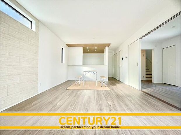 ■■憩いのリビング■■くつろぎを愉しむリビングルームは憩いの場となります。リビングとダイニングの空間機能を活かし、巧みに使い分ける発想が、ライフスタイルに新しいゆとりをもたらします。