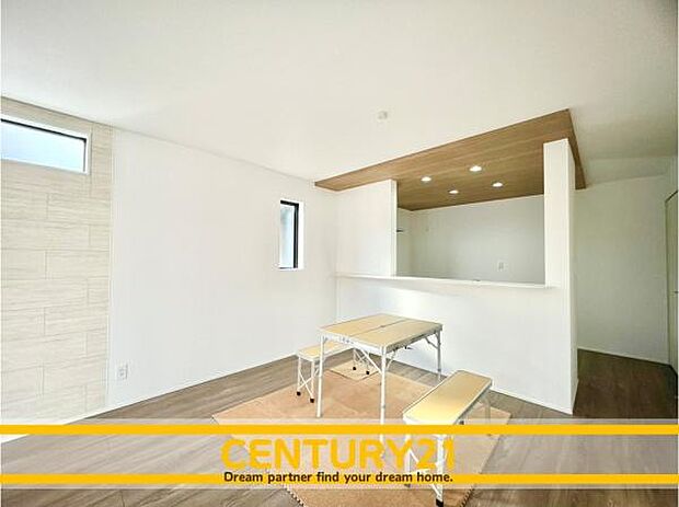 ■■ステキな時間を!■■忙しい朝でも、しっかり家族が揃って食事をして頂けるゆとりある大きさのダイニングスペース。奥様が作る手料理をカウンター越しに受けとって頂き、テーブルで囲む素敵な時間を存分に。