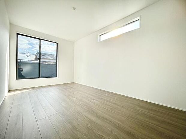 ■■明るい居室■■温もりある自然光を感じていただける居室です。飽きのこないナチュラルカラーの床にホワイトの壁紙は、色褪せることのない心地良さを作ります。