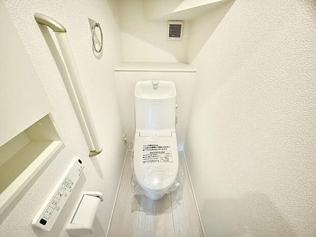 ■■Toilet■■清潔な空間を保ちたいトイレはオフホワイトでまとめました。毎日使う場所だからこそお手入れも楽々にできる機能が搭載されております。汚れが付着しにくい便器はお掃除も楽々です。