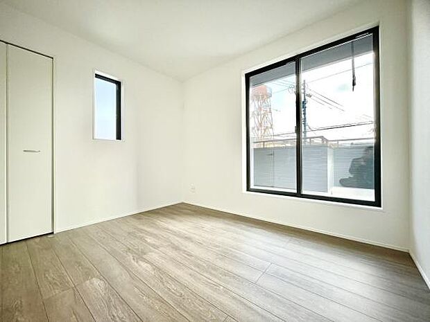 ■■居室■■各居室ごとにデザイン性のある窓を配置しました。壁面にはデスクやベット等の家具を置きやすいように高さや位置にも配慮しました。自分だけのお気に入りの空間を是非ご体感下さい。