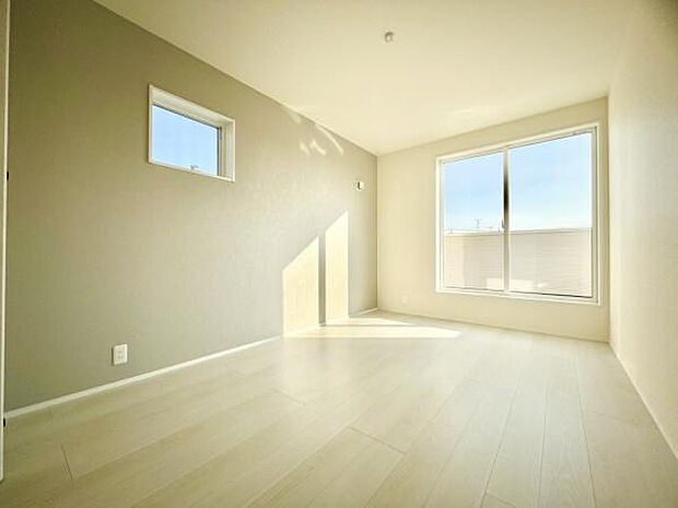 ■■メインベッドルーム■■ウォークinクローゼット付の広い主寝室。プライベートを保ちながらもバランスよく配置された窓から緩やかな陽が射し込み、広い空間を光が満たしていきます。