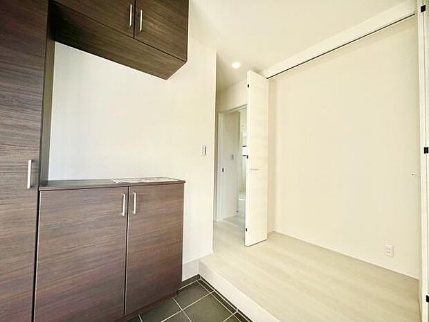 ■■玄関■■人を迎え入れる最初の場所だからこそ、清潔感がある空間にして頂ける様にゆとりあるシューズボックスを設置しました。おでかけの時も帰った時も、「我が家」を最初に感じでもらえる素敵な空間に。