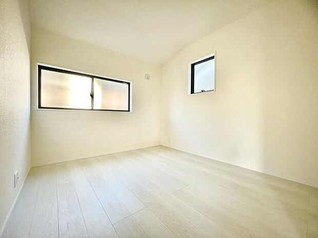 ■■明るい居室■■温もりある自然光を感じていただける居室です。飽きのこないナチュラルカラーの床にホワイトの壁紙は、色褪せることのない心地良さを作ります。