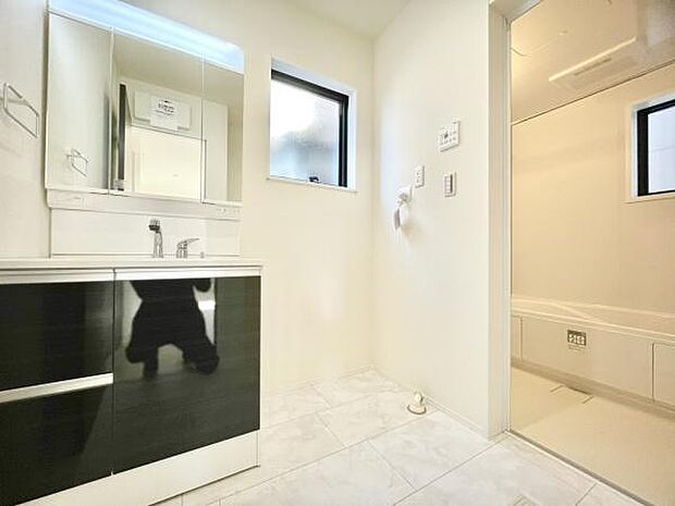 ■■清潔な空間■■毎日使うものだから清潔な空間を保ちたい水回り。洗面にはそんな願いを解消させてくれる収納アイデアが満載です。三面鏡の裏側にはキャビネットが現れ小物から背の高い物まで収納できます。