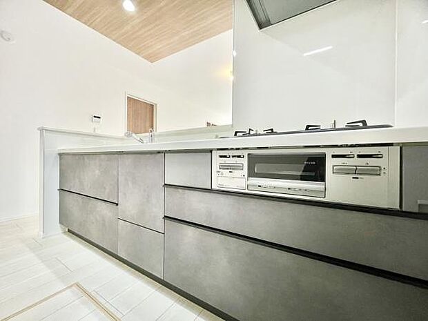 ■■対面キッチン■■キッチンは収納数もさる事ながら、リビングで寛ぐ家族や小さなお子様を見守りながら料理が出来る「対面式の温もり設計」。キッチンから立ち込める香りが今日の料理を期待させます