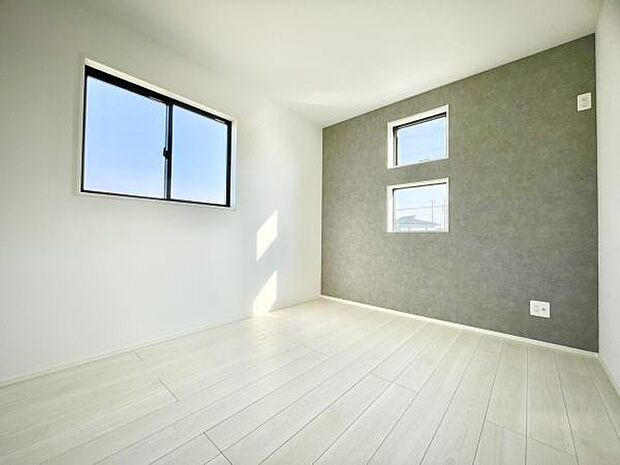 ■■メインベッドルーム■■ウォークinクローゼット付の広い主寝室。プライベートを保ちながらもバランスよく配置された窓から緩やかな陽が射し込み、広い空間を光が満たしていきます。