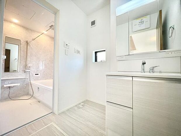 ■■清潔な空間■■毎日使うものだから清潔な空間を保ちたい水回り。洗面にはそんな願いを解消させてくれる収納アイデアが満載です。三面鏡の裏側にはキャビネットが現れ小物から背の高い物まで収納できます。