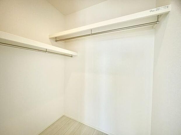 ■■ウォークインクローゼット■■スーツ類から丈の長いコート類まで何でも収納できる便利なスペースです。衣装ケースと併用することでセーター類なども収納でき自分だけのスペースにカスタマイズできます。