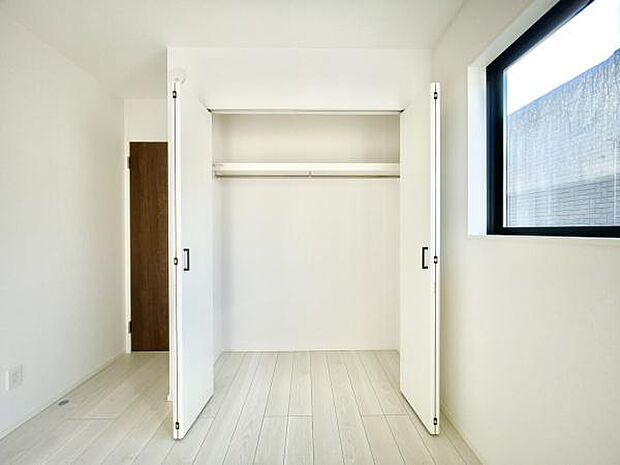 ■■closet■■クローゼットはスーツ類から丈の長いコート類まで何でも収納できる便利なスペースです。衣装ケースと併用することでセーター類なども収納でき自分だけのスペースにカスタマイズできます。