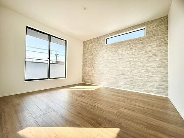 ■■メインベッドルーム■■ウォークinクローゼット付の広い主寝室。プライベートを保ちながらもバランスよく配置された窓から緩やかな陽が射し込み、広い空間を光が満たしていきます。