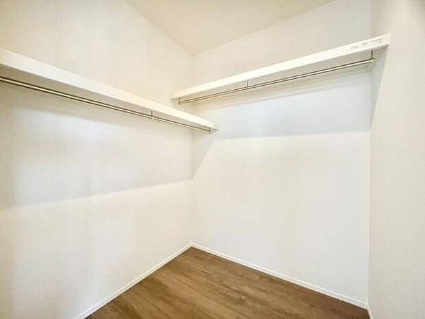 ■■ウォークインクローゼット■■スーツ類から丈の長いコート類まで何でも収納できる便利なスペースです。衣装ケースと併用することでセーター類なども収納でき自分だけのスペースにカスタマイズできます。