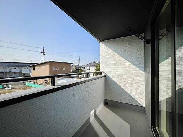 ■■開放感感じるバルコニー■■頬をなでる優しい風を感じることが出来るバルコニー。つい深呼吸をしたくなる気持ちの良い場所はこのお部屋の自慢です。お洗濯物を干すスペースとしても十分な広さがあります。