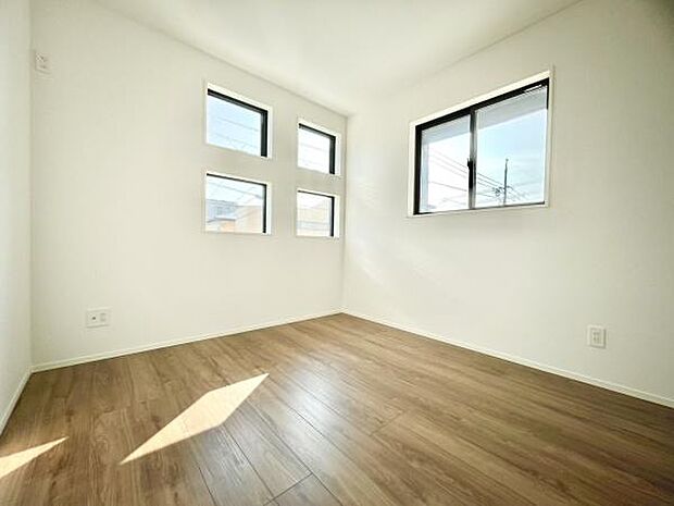 ■■居室■■各居室ごとにデザイン性のある窓を配置しました。壁面にはデスクやベット等の家具を置きやすいように高さや位置にも配慮しました。自分だけのお気に入りの空間を是非ご体感下さい。