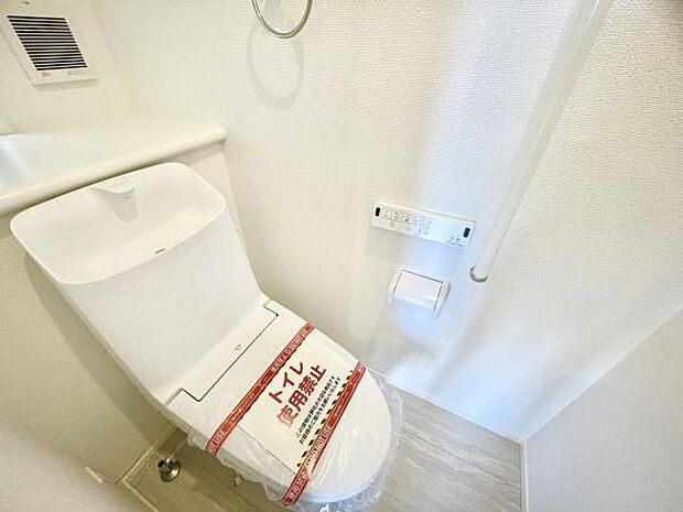 ■■Toilet■■清潔な空間を保ちたいトイレはオフホワイトでまとめました。毎日使う場所だからこそお手入れも楽々にできる機能が搭載されております。汚れが付着しにくい便器はお掃除も楽々です。