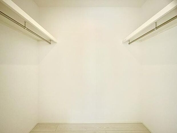 ■■ウォークインクローゼット■■スーツ類から丈の長いコート類まで何でも収納できる便利なスペースです。衣装ケースと併用することでセーター類なども収納でき自分だけのスペースにカスタマイズできます。