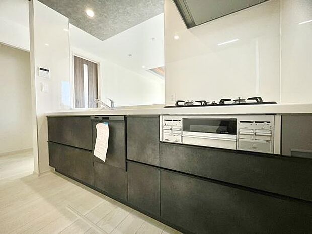 ■■対面キッチン■■キッチンは収納数もさる事ながら、リビングで寛ぐ家族や小さなお子様を見守りながら料理が出来る「対面式の温もり設計」。キッチンから立ち込める香りが今日の料理を期待させます