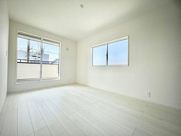 ■■メインベッドルーム■■ウォークinクローゼット付の広い主寝室。プライベートを保ちながらもバランスよく配置された窓から緩やかな陽が射し込み、広い空間を光が満たしていきます。