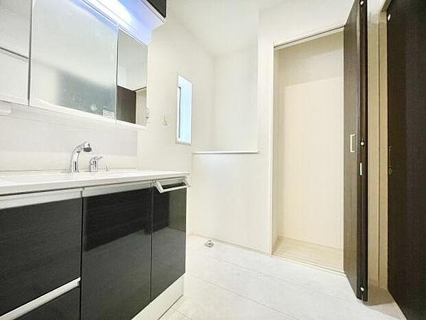 ■■清潔な空間■■毎日使うものだから清潔な空間を保ちたい水回り。洗面にはそんな願いを解消させてくれる収納アイデアが満載です。三面鏡の裏側にはキャビネットが現れ小物から背の高い物まで収納できます。