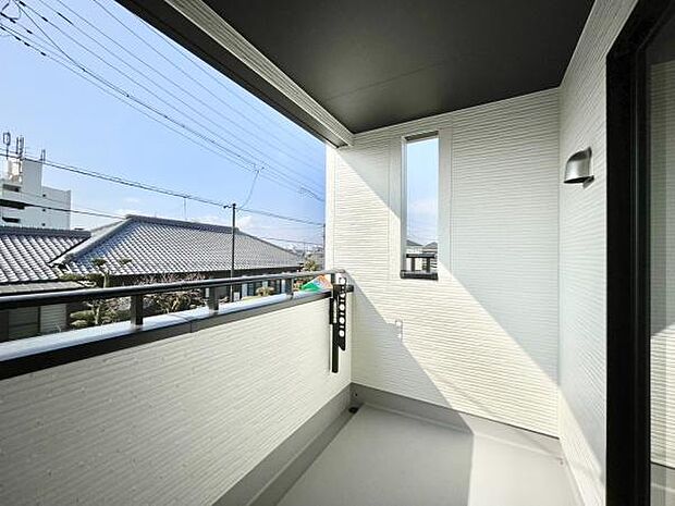 ■■開放感感じるバルコニー■■頬をなでる優しい風を感じることが出来るバルコニー。つい深呼吸をしたくなる気持ちの良い場所はこのお部屋の自慢です。お洗濯物を干すスペースとしても十分な広さがあります。