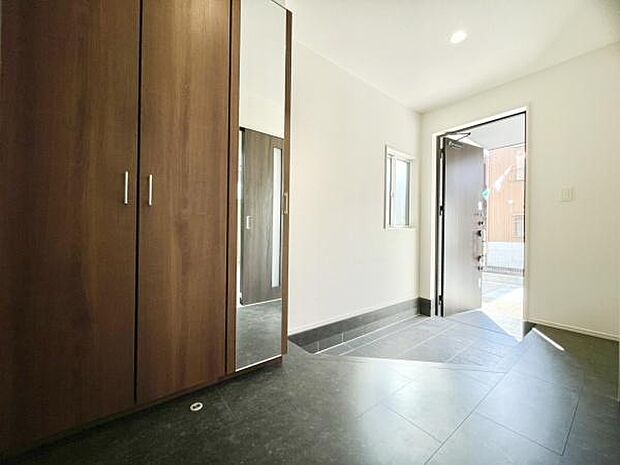 ■■玄関■■人を迎え入れる最初の場所だからこそ、清潔感がある空間にして頂ける様にゆとりあるシューズボックスを設置しました。おでかけの時も帰った時も、「我が家」を最初に感じでもらえる素敵な空間に。