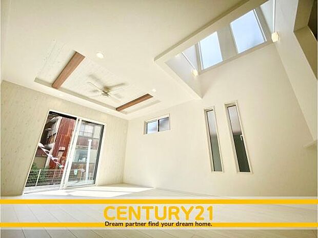 ■■憩いの場所■■パートナーや家族が集う憩いの空間。真新しい木目、Shadeのあるフローリングや白亜のクロスを陽の光、ダウンライトが照らし出し、家族・友人・知人の会話に華を咲かせます。