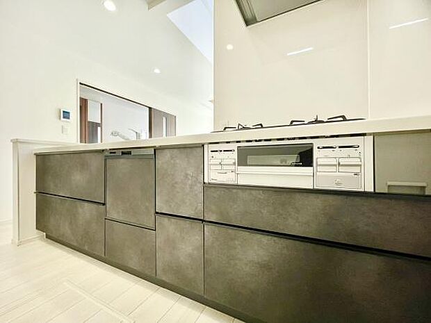 ■■対面キッチン■■キッチンは収納数もさる事ながら、リビングで寛ぐ家族や小さなお子様を見守りながら料理が出来る「対面式の温もり設計」。キッチンから立ち込める香りが今日の料理を期待させます