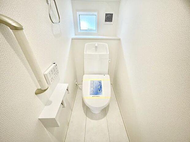 ■■Toilet■■清潔な空間を保ちたいトイレはオフホワイトでまとめました。毎日使う場所だからこそお手入れも楽々にできる機能が搭載されております。汚れが付着しにくい便器はお掃除も楽々です。