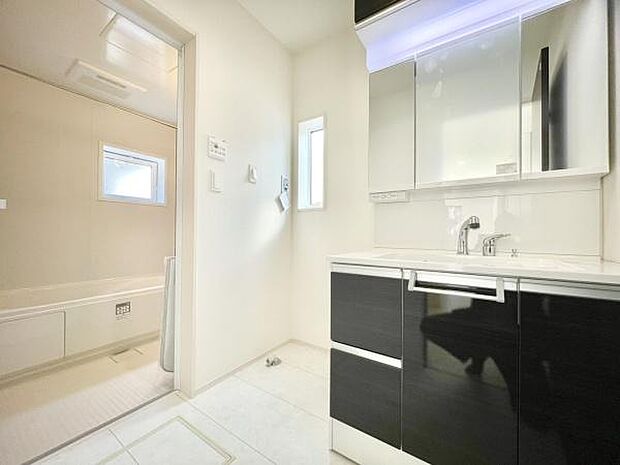 ■■清潔な空間■■毎日使うものだから清潔な空間を保ちたい水回り。洗面にはそんな願いを解消させてくれる収納アイデアが満載です。三面鏡の裏側にはキャビネットが現れ小物から背の高い物まで収納できます。