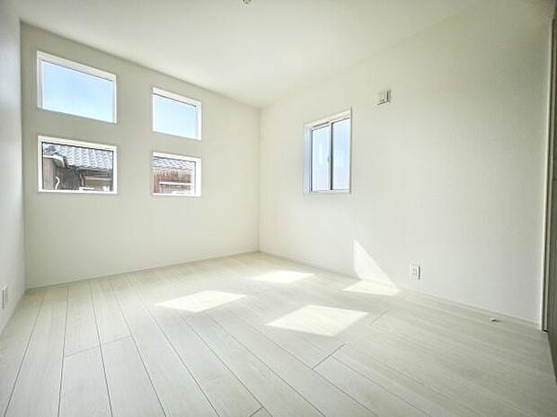 ■■居室■■各居室ごとにデザイン性のある窓を配置しました。壁面にはデスクやベット等の家具を置きやすいように高さや位置にも配慮しました。自分だけのお気に入りの空間を是非ご体感下さい。