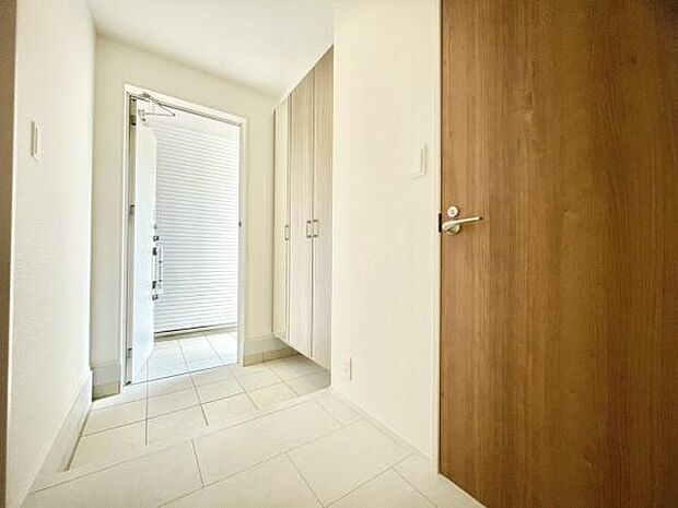 ■■玄関■■人を迎え入れる最初の場所だからこそ、清潔感がある空間にして頂ける様にゆとりあるシューズボックスを設置しました。おでかけの時も帰った時も、「我が家」を最初に感じでもらえる素敵な空間に。