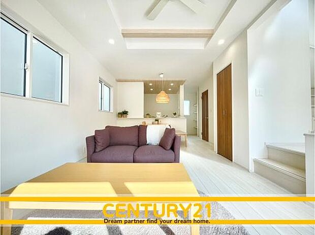 ■■憩いのリビング■■くつろぎを愉しむリビングルームは憩いの場となります。リビングとダイニングの空間機能を活かし、巧みに使い分ける発想が、ライフスタイルに新しいゆとりをもたらします。