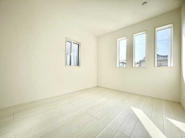 ■■居室■■各居室ごとにデザイン性のある窓を配置しました。壁面にはデスクやベット等の家具を置きやすいように高さや位置にも配慮しました。自分だけのお気に入りの空間を是非ご体感下さい。