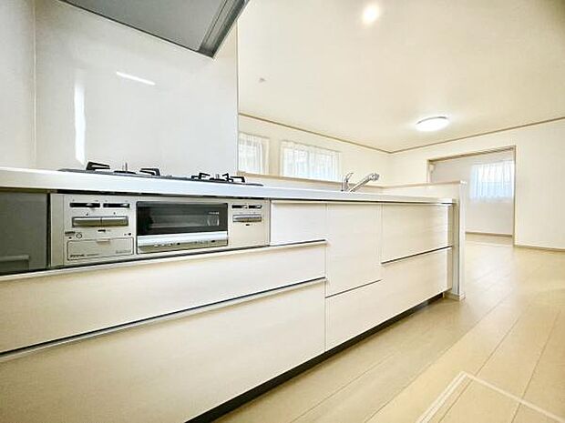 ■■対面キッチン■■キッチンは収納数もさる事ながら、リビングで寛ぐ家族や小さなお子様を見守りながら料理が出来る「対面式の温もり設計」。キッチンから立ち込める香りが今日の料理を期待させます